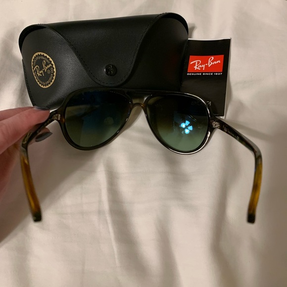 Ray-ban tortoise sunglasses. Worn only a few times - Picture 2 of 3